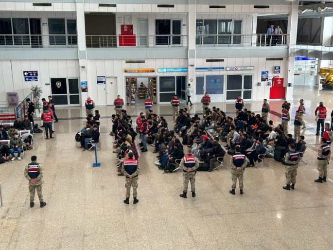 136 düzensiz göçmen Afganistan'a geri gönderildi 