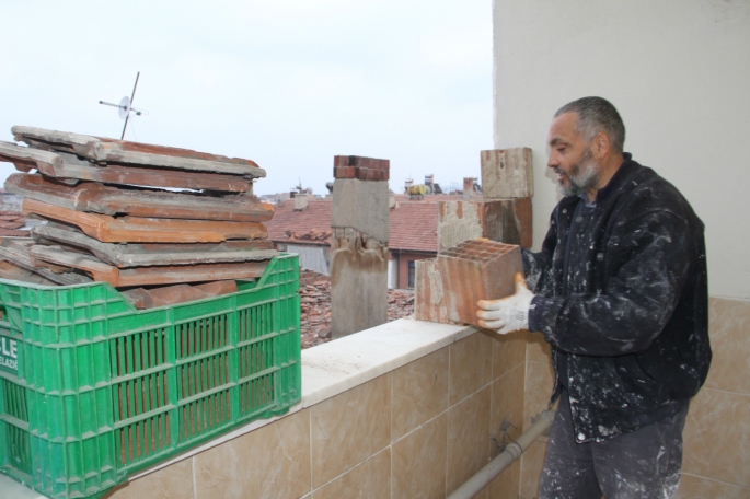 15 gündür işe gitmiyor, hırsız nöbeti tutuyor