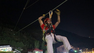 2 bin 300 rakımda zipline hattına kurdukları hamakla keyif yaptılar