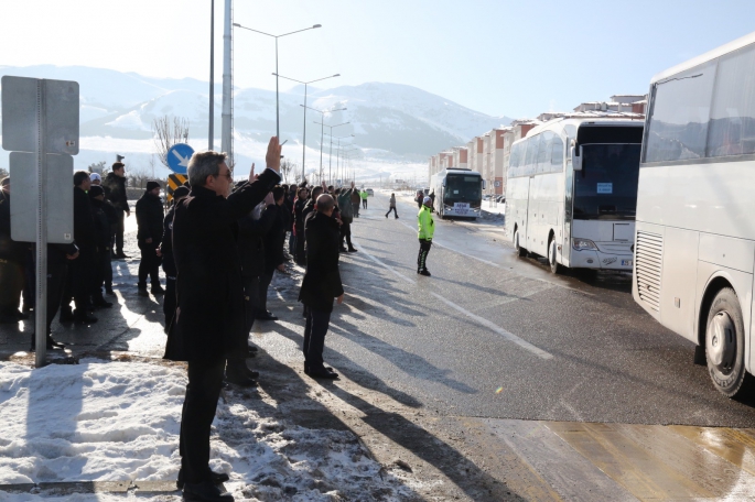 300 polis dualarla yardım için deprem bölgesine gönderildi 