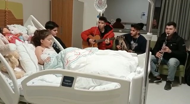 40 saat sonra enkazdan çıkartılan minik Yağmur’a hastanede mini konser
