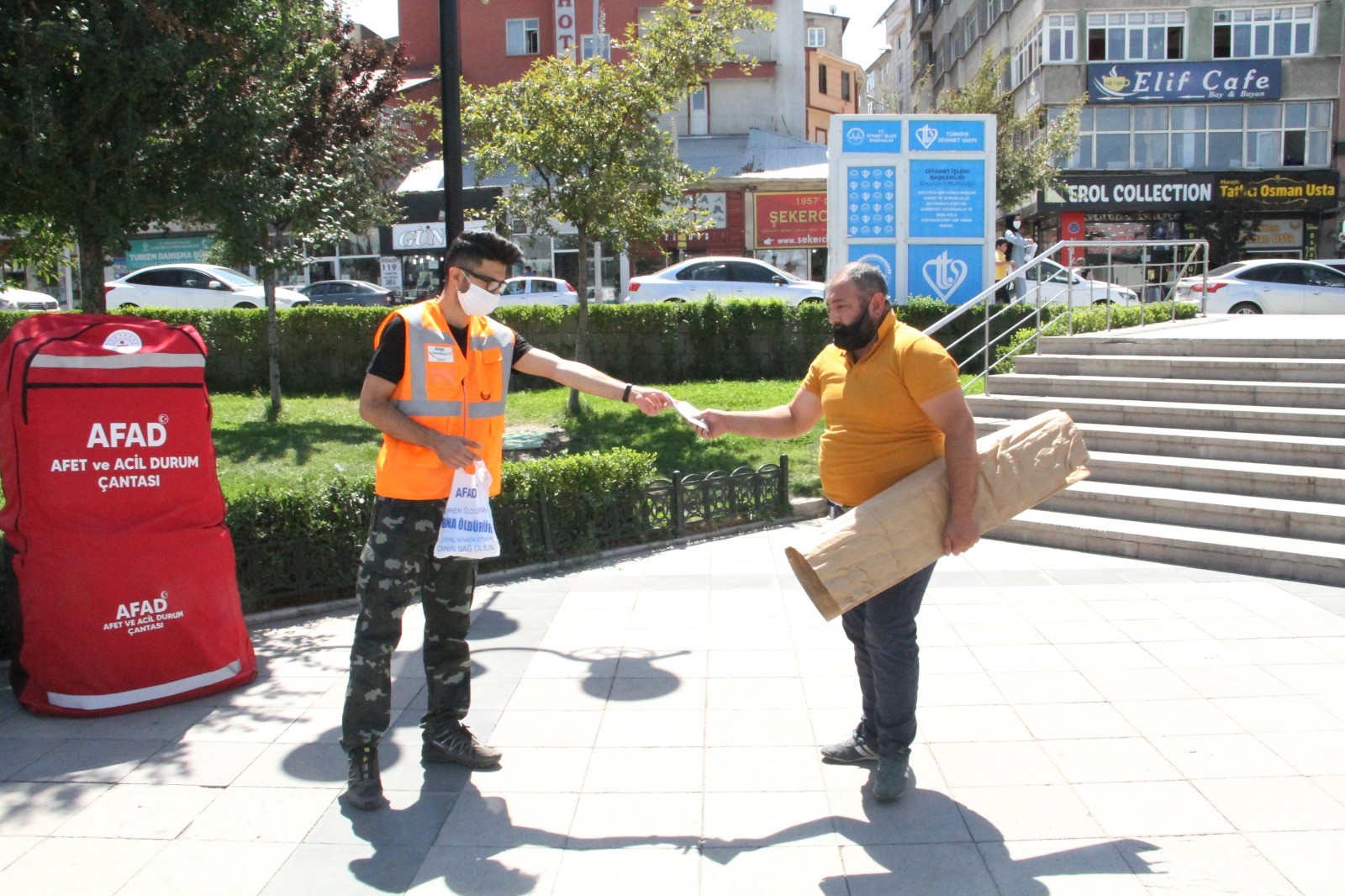 AFAD ekipleri maske dağıttı