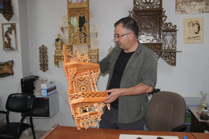 Ağaçları oyarak muhteşem sanat eserlerine dönüştürüyorlar