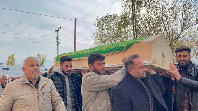 Ağrı’da kazada hayatını kaybeden 16 yaşındaki kız son yolculuğuna uğurlandı 