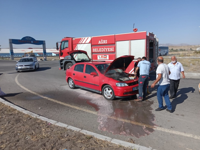 Ağrı’da seyir halindeki aracın motorunda yangın çıktı 
