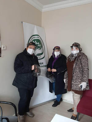 Anneler Günü’nde annelere maske dağıttılar