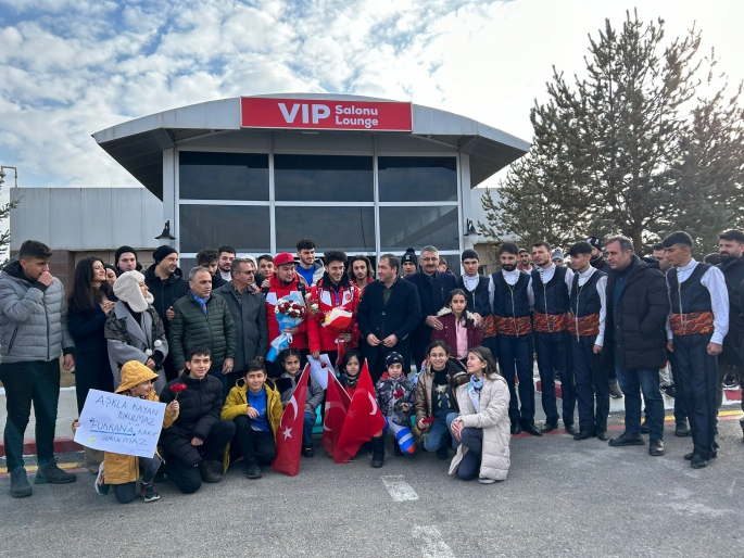 Avrupa 3.'sü Furkan Akar, memleketinde kutlamalarla karşılandı
