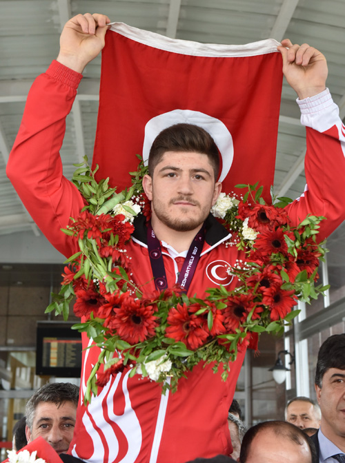 Avrupa Fatihi Ertürk’e coşkulu karşılama