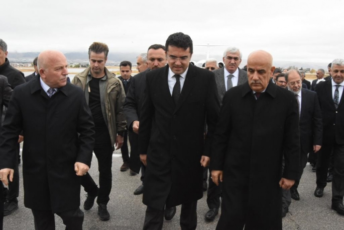 Bakan Kirişci, dünya şampiyonu Gökhan Seven ile bilek güreşi yaptı