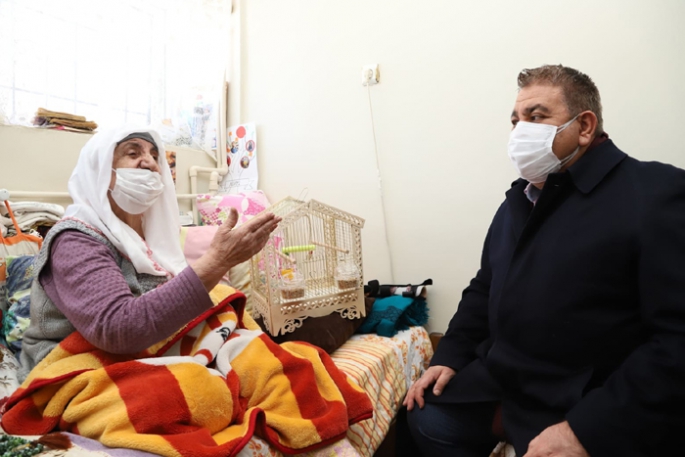 Başkan Sunar, kedisi kaybolan Sevgi nineye muhabbet kuşu hediye etti