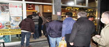 Bayramda ekmek sıraları uzadı