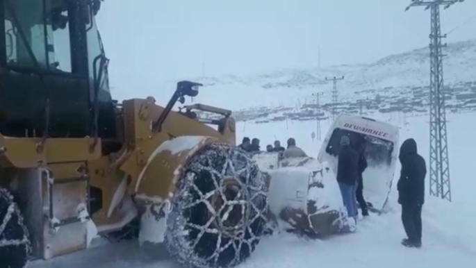 Buzlu yolda şarampole düşen midibüs yol açma dozeri ile kurtarıldı
