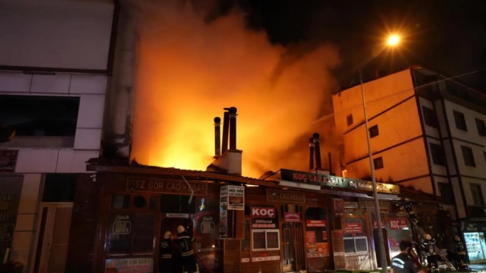 Cağ kebabı dükkanlarında çıkan yangın evlere ve otele sıçradı
