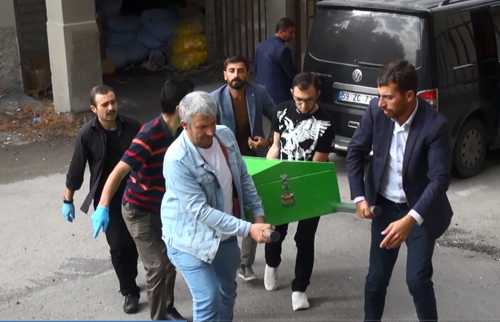 Cani adam kuma istemeyen eşini ve kızını feci şekilde öldürdü