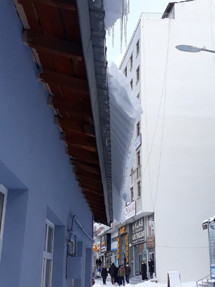 Çatılardaki kar kütlelerine dikkat 