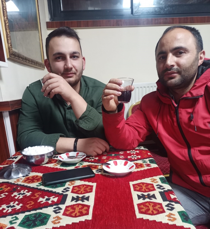 ÇAY İÇME HASTALIĞIMIZ VAR