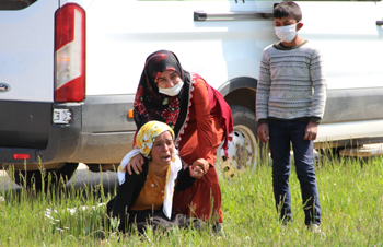 Cenazesi köye defnedilmedi, yakınları cenaze namazında sinir krizi geçirdi