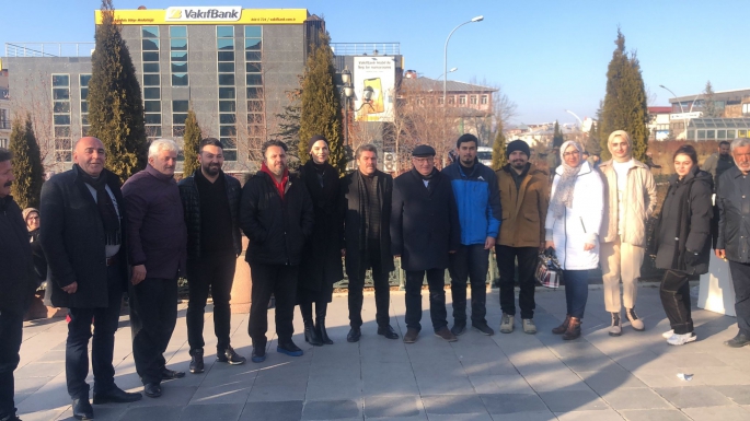 CHP Erzurum’da Kur’an-ı Kerim dağıttı, vatandaşlar birbirleriyle yarıştı