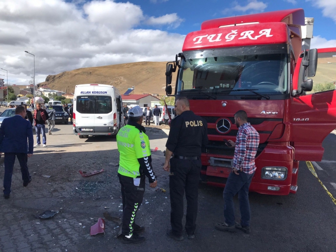 Çıldır'da öğrenci servisi ile tır çarpıştı