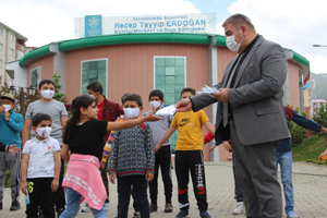 Çocuklar bu maskeleri takmak için sıraya giriyor
