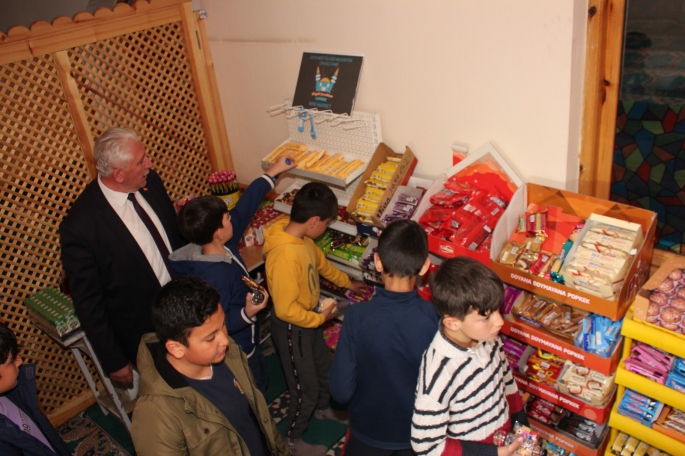 Çocuklara camiyi sevdirmek için camide mini market açtı