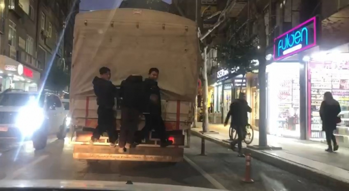Çocukların tehlikeli oyunu kameralara yansıdı 