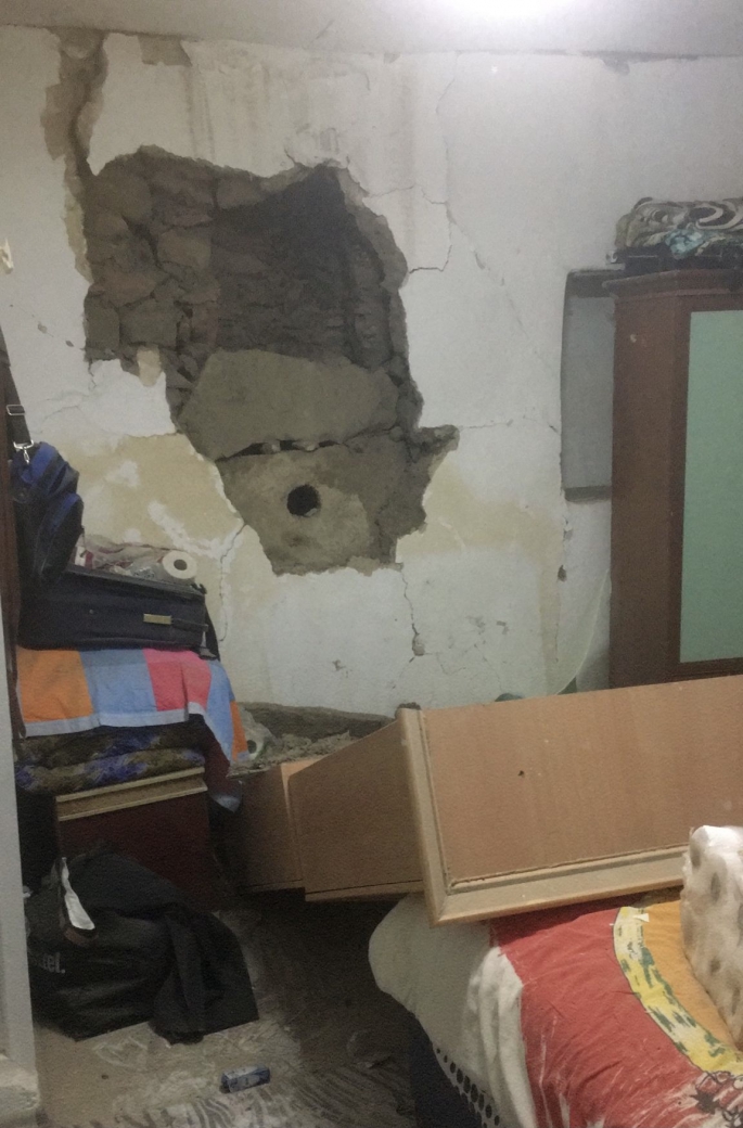 Deprem bazı köy evlerine hasar verdi, kayalar yuvarlandı