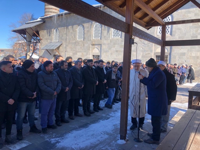Depremde hayatını kaybedenler için Erzurum’da gıyabi cenaze namazı kılındı