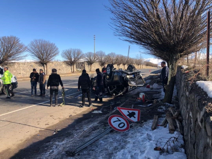 Elazığ ağaca çarpan hafif ticari araç ters döndü: 2 yaralı