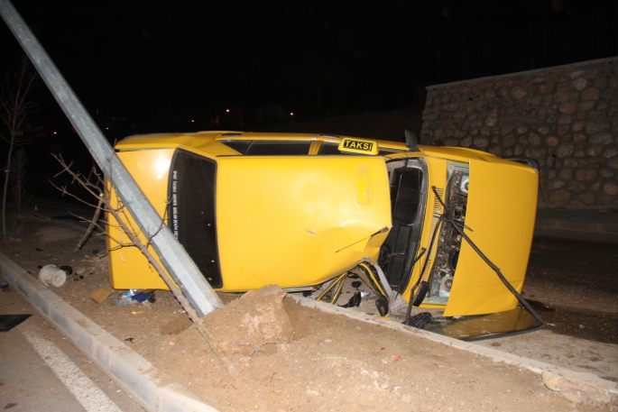 Elazığ’da aydınlatma direğine çarpan otomobil yan yattı: 3 yaralı