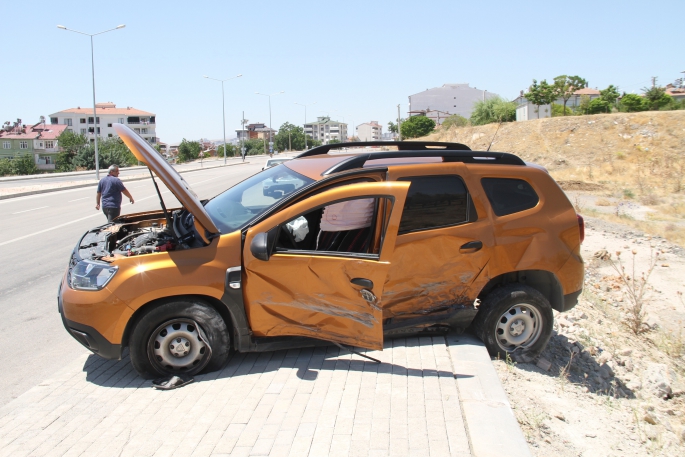 Elazığ’da hafif ticari araç ile otomobil çarpıştı: 7 yaralı