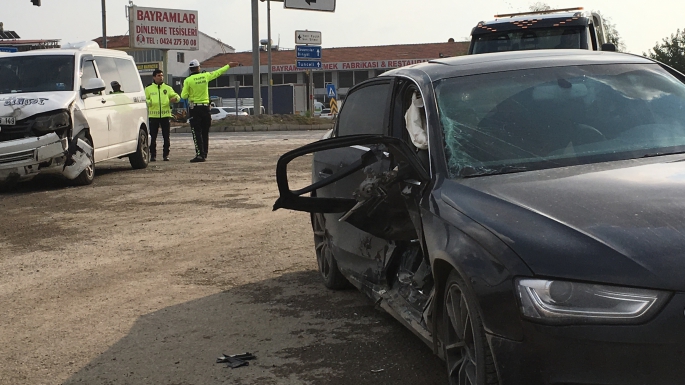 Elazığ’da iki araç çarpıştı: 5 yaralı 