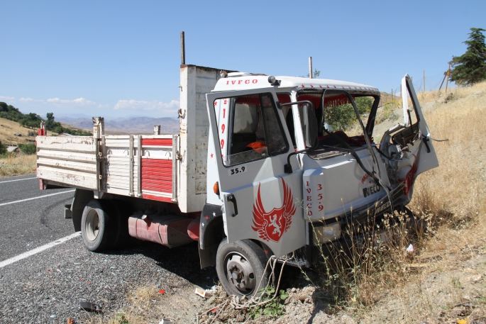 Elazığ'da kamyon ile minibüs çarpıştı: 2 yaralı