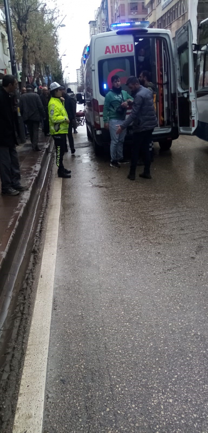 Elazığ’da motosiklet yayaya çarptı: 2 yaralı