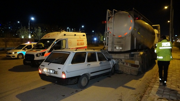 Elazığ’da otomobil beton mikserine çarptı: 1 yaralı 