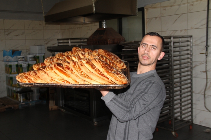 Elazığ'da Ramazan ayıyla birlikte 'nohut ekmek' tezgahtaki yerini aldı