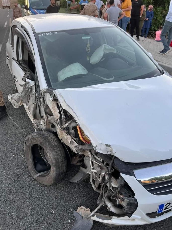 Elazığ’da ters yöne giren iş makinesi otomobile çarptı: 3 yaralı