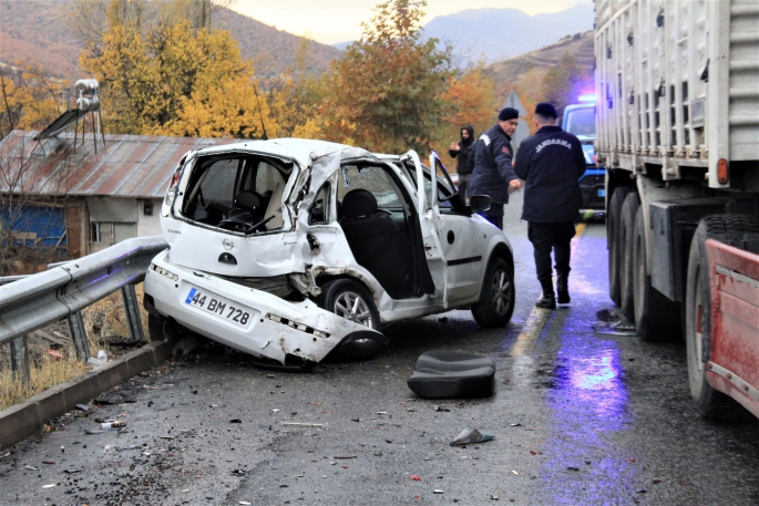 Elazığ’da tır ile otomobilin çarpıştığı kazada ölü sayısı 2’ye yükseldi