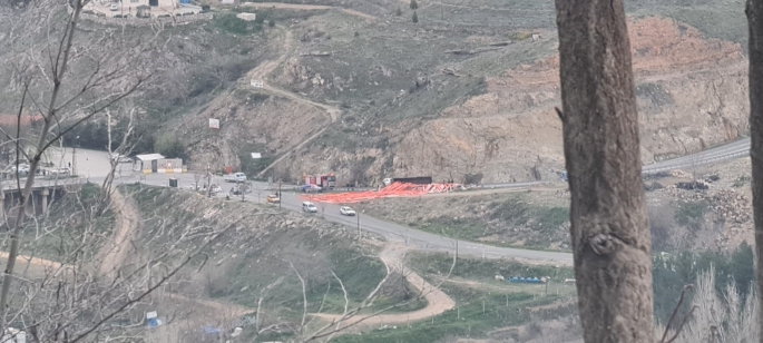 Elazığ’da virajı alamayan kanyom devrildi: 1 yaralı