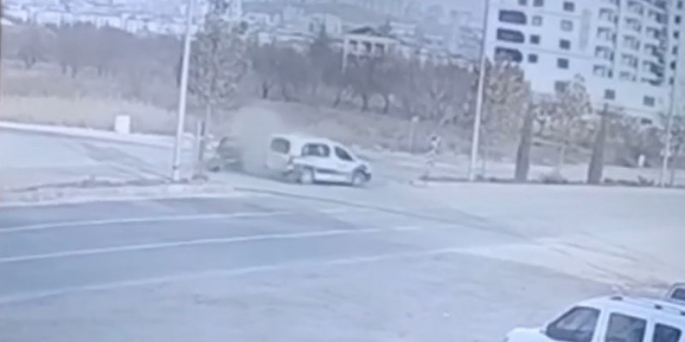 Elazığ’daki trafik kazası güvenlik kamerasına yansıdı: 2 yaralı