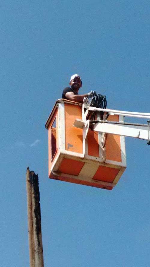 Elektrik direğinden düşen işçi yaralandı