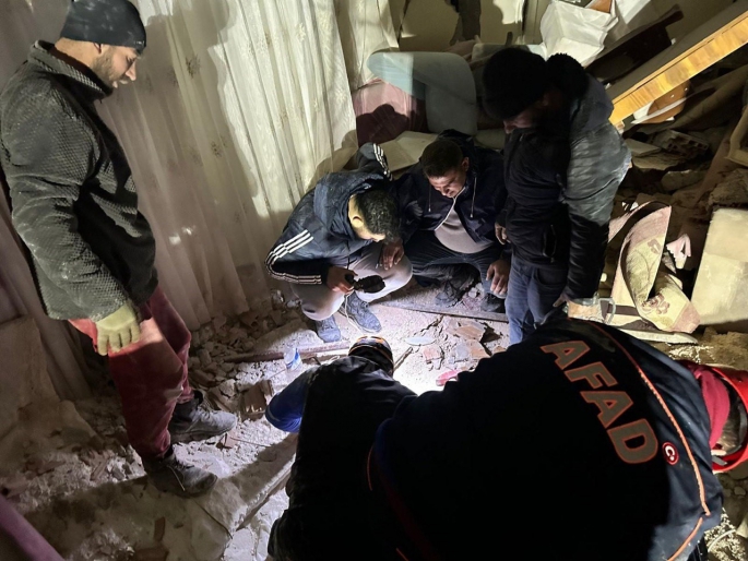 Enkaz altında canla başla çalışan ekiplerden yüreklere su serpen haberler gelmeye devam ediyor