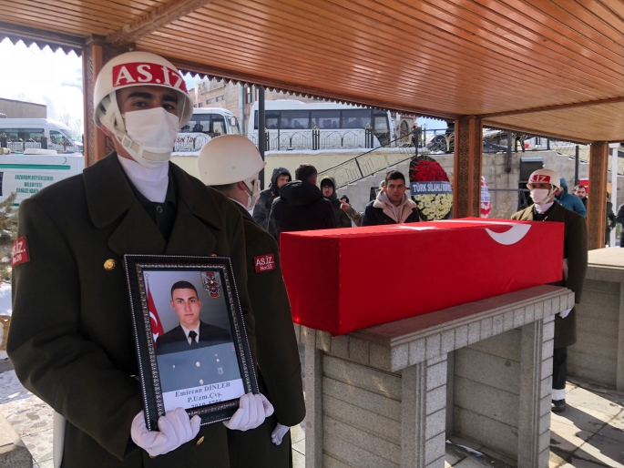 Enkaz altında kalarak hayatını kaybeden uzman çavuş memleketi Erzurum’da toprağa verildi