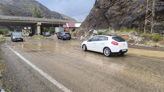 Erzurum-Artvin karayolunda heyelan: Ulaşım tek şeritten sağlanıyor 