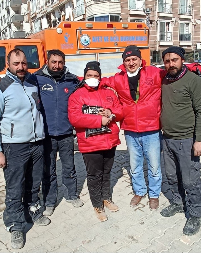 Erzurum Büyükşehir’in ekibi Erakut enkazda bulduğu parayı sahibine teslim etti