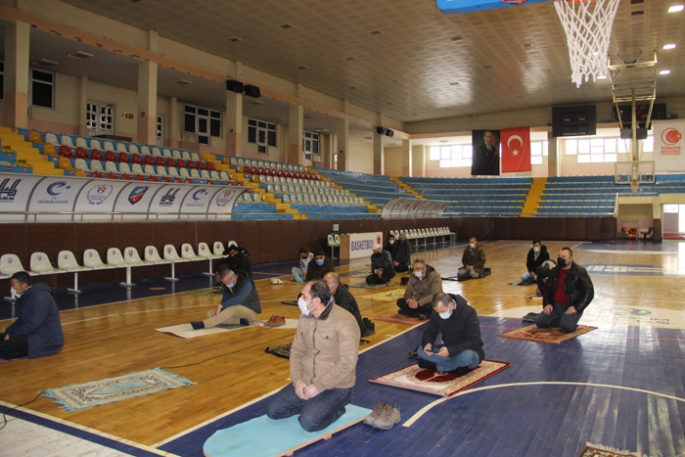 Erzurum’da cuma namazı spor salonlarında kılındı