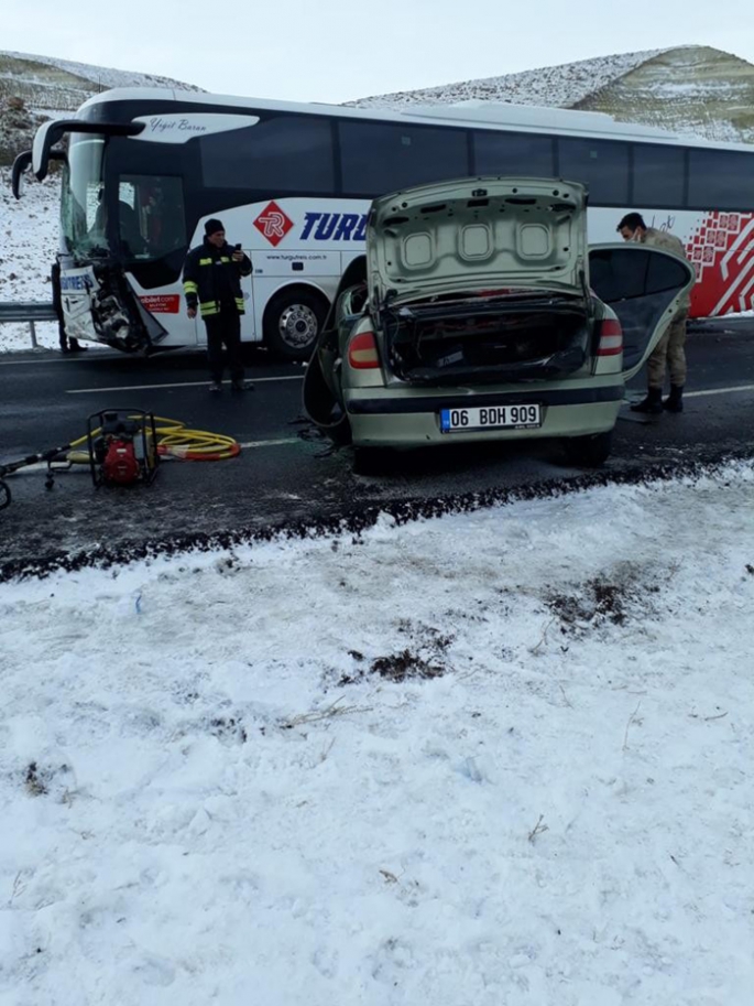 Erzurum’da feci kaza: Anne ve çocuğu hayatını kaybetti