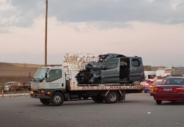 Erzurum'da kamyonet traktöre çarptı: 2 yaralı
