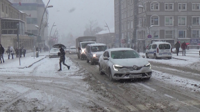 Erzurum’da kar esareti