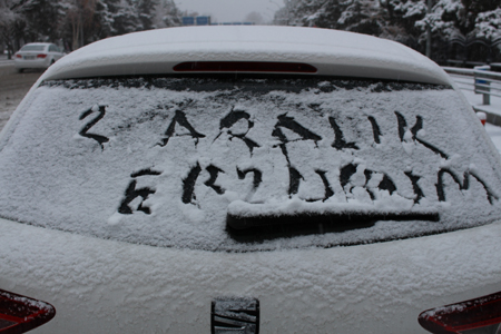 Erzurum’da kar hayatı felç etti